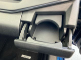 運転席・助手席にドリンクホルダーが付いてとっても便利です。