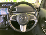 握りやすい形状に加え、手元にスイッチが配置されており、運転姿勢を保ちながら車内機能を活用できます。メーターも視線の先に収まり、運転時の情報確認にも便利です。