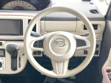 インテリアに合わせたデザインのステアリングは、運転される方のことも考え、運転しやすい形状、大きさです。是非一度、実際に触ってお確かめください。