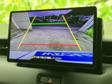 後方の様子を画面で確認でき、駐車時や車庫入れの際に周囲の状況を把握する助けになります。画面上のガイド表示もあり、後退時の確認をサポートしてくれる装備です。