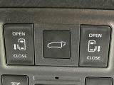 【パワーバックドア】スマートキーや運転席のボタンを押すだけでリアゲートが自動で開閉します!荷物を持っている時や、高い位置にあるバックドアを閉める際に便利な機能です♪
