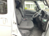 前席は座面と背もたれにゆとりがあり、乗り降りしやすい開口部も魅力です。運転席から前方を見渡しやすく、日々の移動でも落ち着いて過ごせる室内空間です。