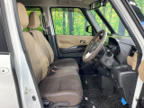 運転席まわりには十分なスペースがあり、大柄な方でもゆったり運転していただける環境です。