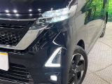 【LEDヘッドライト】悪天候や夜間走行時も良好な視界を確保し安心して運転できる高輝度LEDヘッドライトを装備!点灯速度が早く、消費電力も抑えられています。