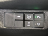ホンダセンシング装着車となっております。衝突軽減ブレーキ、誤発進抑制機能、歩行者事故低減ステアリング、路外逸脱抑制機能、アダプティブクルーズコントロール、車線維持支援システム他、安全運転を幅広く支援。