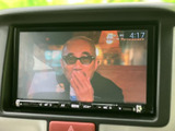 車内のモニターでテレビ番組を視聴できます。停車中の待ち時間などに映像を楽しめるのがうれしいポイント。画面から番組を確認でき、日常のさまざまな場面で活用いただけます。