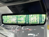 【デジタルインナーミラー】後席の大きな荷物や同乗者で後方が確認しづらい時でも安心!カメラが撮影した車両後方の映像をルームミラー内に表示。クリアな視界で状況の確認が可能です!