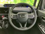 手元にスイッチ類がまとまり、運転中に視線を大きく動かさず操作しやすいレイアウトです。握りやすい形状で、毎日の移動を快適にサポートしてくれる装備です。