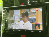 画面にテレビ番組が表示され、停車中の待ち時間などに映像を視聴できます。画面は見やすい位置に設置されており、車内で過ごす時間の楽しみが広がります。