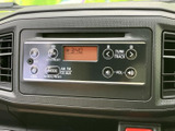 中央に配置されたオーディオは、表示部とボタンが見やすくまとまり、運転席から確認しやすいレイアウトです。ラジオや音源の切り替えも、表示を見ながら扱いやすい構成です。