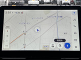 地図が画面いっぱいに表示され、現在地や周辺の道路を確認しやすいナビ画面です。目的地検索や登録などの表示もあり、行き先を設定する際に使いやすい構成です。