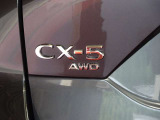【AWD】前輪と後輪すべてに駆動力を配分し、悪路や滑りやすい路面でも安定した走行を可能にするシステムです。