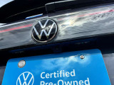 リアのVWエンブレム周辺にすっきりと配置されたリヤビューカメラ。車両のデザインを損なうことなく、後方の視界を確保します。