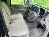 明るい色調のシートと見通しのよい運転席まわりで、前方や左右を確認しやすい室内です。ゆとりを感じる座席配置で、運転する方も同乗される方もくつろげます。