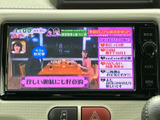 テレビ番組を画面に表示でき、停車中の休憩時間にも映像をお楽しみいただけます。画面内の情報が見やすく、車内でひと息つく時間に活用できる装備です。