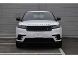 RANGE ROVERの特徴的なクラムシェルボンネットは1枚のアルミニウムで成形したクラムシェルボンネットはより滑らかに。気品に満ちた印象的な. スタイルを生み出しています