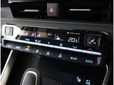 左右独立温度コントロールフルオートエアコンです。運転席、助手席それぞれで独立して温度設定ができます。冷え性の方が乗っても安心ですね♪