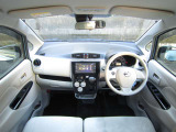 視界が広く、運転しやすい室内です。座り心地の良い前席シート。是非、見て・触れて座り心地も体感してください!