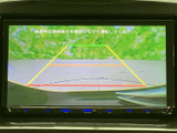 後方の様子を画面に映し、駐車時の確認をサポートします。ガイドラインも表示されるため、車庫入れや駐車スペースへの後退時に、周囲を把握しやすく便利です。