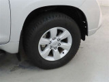 装着タイヤサイズは、265/65R17です。純正アルミホイールを装着しております。