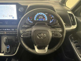 3本スポークステアリング!ステアリングスイッチ付!音量調整やメーター内インフォメーションの操作、全車速追従機能レーダークルーズコントロールの操作などが可能!ステアリングヒーター付!