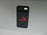 急病時や危険を感じた時、SOSコールスイッチを押すと専門のオペレータに繋がって、警察や消防への連携をサポートしてくれます。また、万が一の事故発生時には、エアバッグ展開と連動して自動通報します。