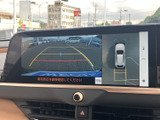 後方の映像に加えて車両周囲の状況も画面で確認でき、駐車時の安全確認をサポートします。ガイド線も表示されるため、周囲に気を配りながらバックする際に頼りになる装備です。