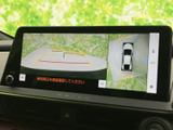 車両周辺と上方から見た映像を画面で確認でき、駐車時の周囲確認に役立ちます。ガイド表示もあり、狭い場所での切り返しや駐車をサポートする便利な装備です。