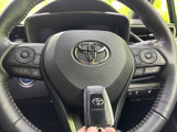握りやすい形状で手になじみ、左右のスイッチから各種機能にアクセスしやすいステアリングです。視線を大きく移さず操作できるため、運転中の利便性にも配慮された装備です。