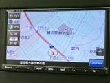 地図上に道路や周辺の地名、現在地の目印が表示され、目的地までの道順確認に役立ちます。縮尺や表示内容を見ながら、行き先を探す際にも便利に使えます。