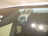 【ドラレコ前】今では車の必需品です。運転中の映像や音声を記録して残します。事故などが起きた場合の証拠になるので、もしもの時に役立ちます。
