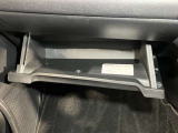 【グローブボックス】容器がせり出してくるバケットタイプ!一目で中身を把握でき、取り出しやすさにも優れます!