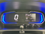 速度やシフト位置、燃料残量などの情報が一つの画面にまとまり、運転に必要な表示を確認しやすい構成です。走行前後の車両情報も目に入り、日常の確認に役立ちます。