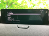 画面にはFM・AMやBluetooth、USBなどの音源選択が並び、使いたい項目を確認しやすい表示です。交通情報も選べるメニュー構成で、日常の移動中に活用しやすい装備です。