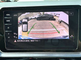 ギアをリバースに入れると連動して後方の映像を映し出すリアビューカメラ。ガイドライン表示により安全な車庫入れをサポートします。
