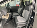 前席は明るいグレーとブラックを組み合わせた座席で、車内に落ち着いた印象をもたらします。運転席まわりを見渡しやすく、助手席にもゆとりある座面が備わり、二人で快適に過ごせます。
