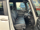 運転席まわりは前方の視界が広く、着座したまま周囲を確認しやすいレイアウトです。シートには身体を支える形状と調整レバーが備わり、乗車姿勢を整えやすくなっています。