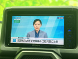 停車中にテレビ番組を視聴でき、ニュースなどの情報を確認したい場面にも便利です。画面には番組映像と内容が表示され、車内で過ごす待ち時間の活用にも役立ちます。