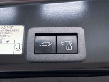 パワーバックドアです。荷物を持っていても、ボタンを押すだけで簡単に開閉ができます。