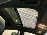 パノラミックルーフで明るい車内と開放感あるドライブをお楽しみいただけます。