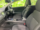 運転席まわりは前方を見渡しやすい配置で、座席からの視界もすっきり。前席には身体を支える形状のシートを備え、落ち着いた色合いの室内で毎日の移動をお楽しみいただけます。