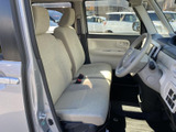 明るい色合いのシートと大きな窓が、運転席まわりに開放感をもたらします。座面や背もたれにはゆったりした印象があり、視界も広く、日常の移動を気持ちよく過ごせそうな室内です。