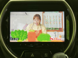 画面でテレビ番組を視聴でき、停車中の待ち時間を過ごす際にも活用できます。表示内容を目で確認しやすく、車内での休憩時間に便利な装備です。視聴は安全のため停車時にお楽しみください。