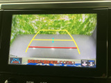 後方の映像に目安線が表示され、駐車時に車両と周囲の位置関係を確認するのに役立ちます。画面で後方を確認できるため、駐車に慣れていない方や狭い場所での停車時にも心強い装備です。