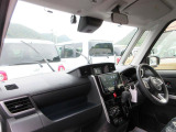 ダイハツのお店では、ダイハツ車を知り尽くしたプロフェッショナルが、専用の診断機器を使って各システムを点検しております。