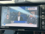 テレビ番組を画面いっぱいに表示でき、停車時の待ち時間などに映像を視聴できます。音量やメニューのボタンも画面脇にまとまり、停車中に操作内容を確かめながら利用しやすい装備です。