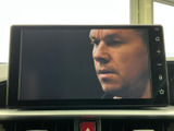 停車中に映像やテレビを視聴できる画面を備えています。見やすい大きさで、休憩時間の気分転換にも活用いただけます。画面脇に操作部がまとまり、使いやすい配置です。