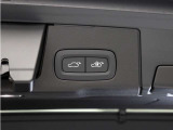 テールゲートには、スイッチ一つで開閉可能な電動開閉機能を装備。また、リアバンパーの下で足を動かすだけで開閉できる、ハンズフリー・オープニング/クロージング機構も搭載しています。