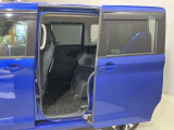 【左側ハンズフリーオートスライドドア】荷物やお子さまの抱っこで両手がふさがっていても、片足を振り入れるだけでスライドドアが開閉できます♪