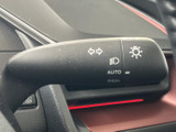 方向指示やライトに関する表示が見やすく、運転中にも必要な情報を確認しやすいレバーです。AUTOの表記もあり、周辺のスイッチ類とまとまった位置で扱える便利な装備となっています。